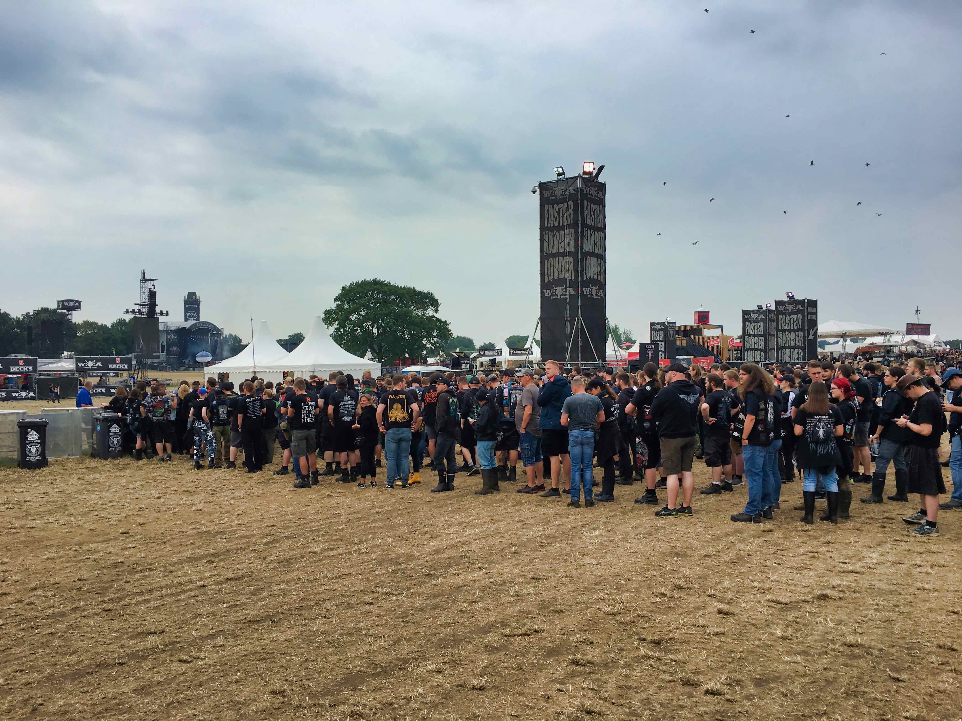 Geduldiges Schlangestehen: Metalheads eben.